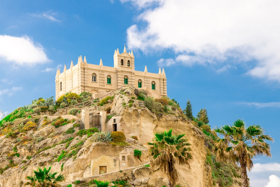 Pohled na svatyni Santa Maria dell'Isola di Tropea