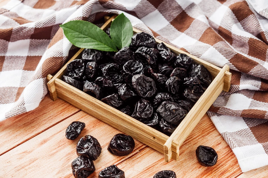 Сини сливи в дървена кутия