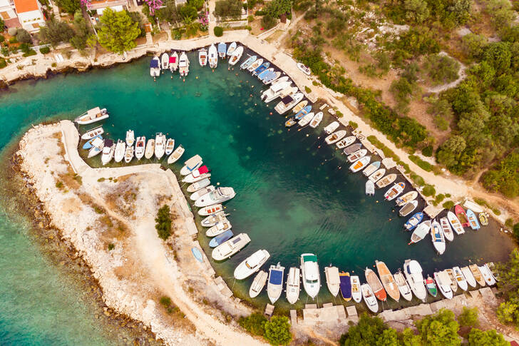 Pemandangan dari atas teluk alami