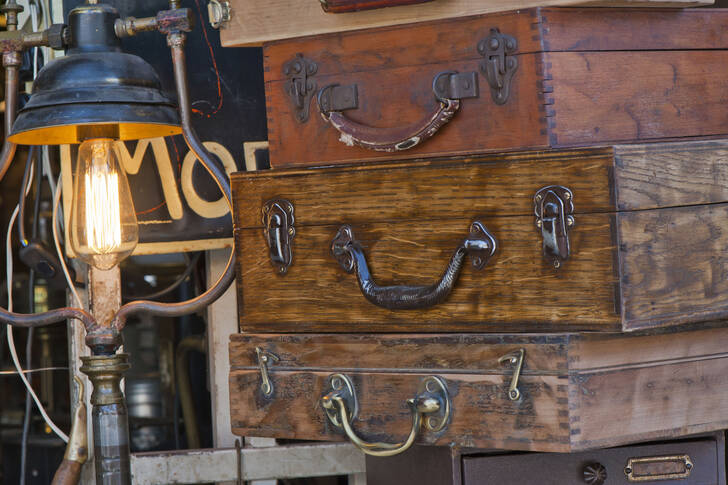 מזוודות בשוק פשפשים