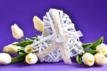 Λευκή καρδιά και μία ανθοδέσμη με τουλίπες