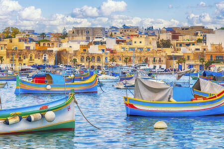 Rybářské lodě ve vesnici Marsaxlokk