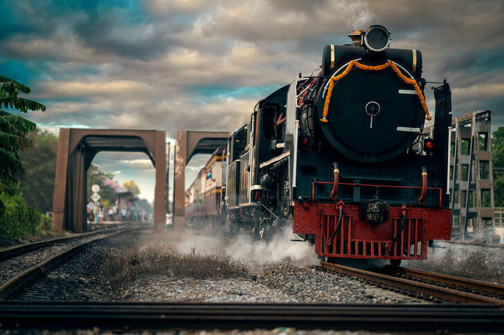 Una storica locomotiva a vapore presso la stazione Hua Lamphong