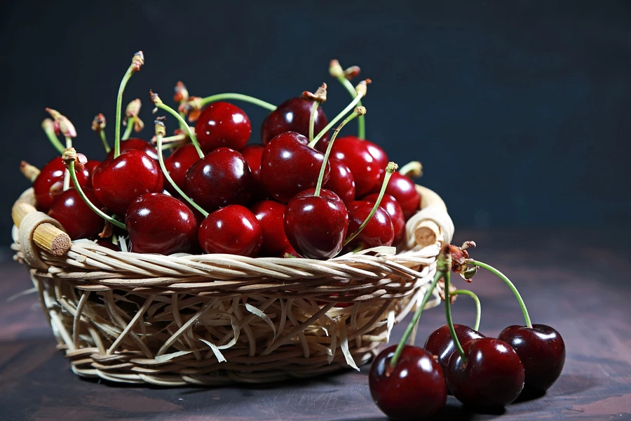 Cesta con cerezas