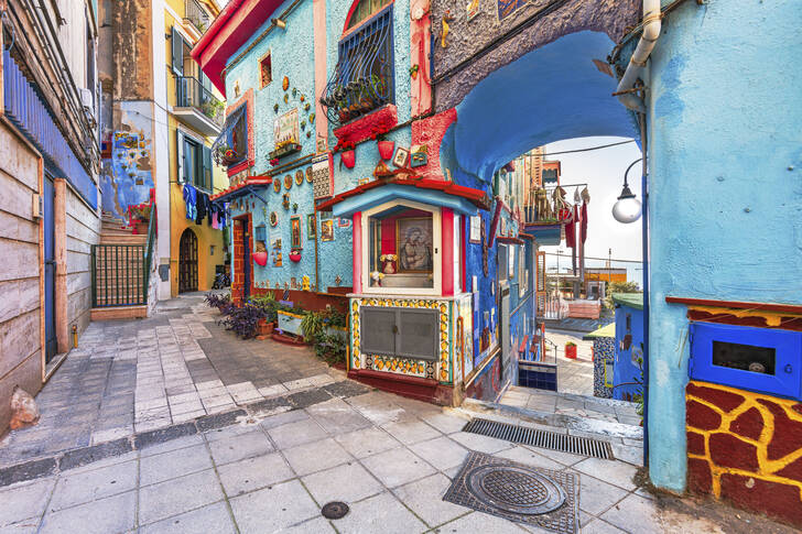 En lille gade i Vietri sul Mare, Italien