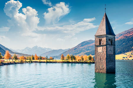 Turnul Bisericii Scufundate de pe lacul Rezia