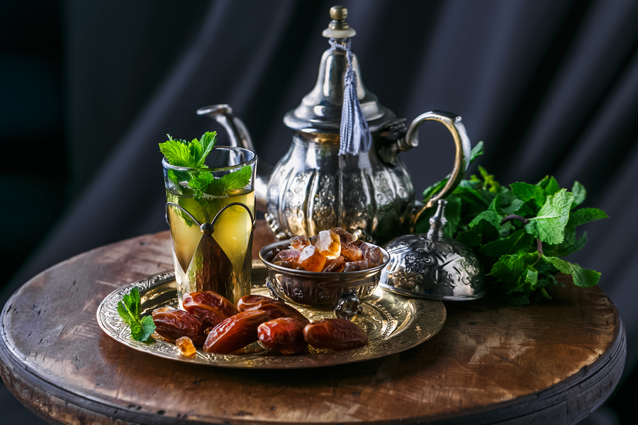 Orientaliska sötsaker och frukter på en glass tabell