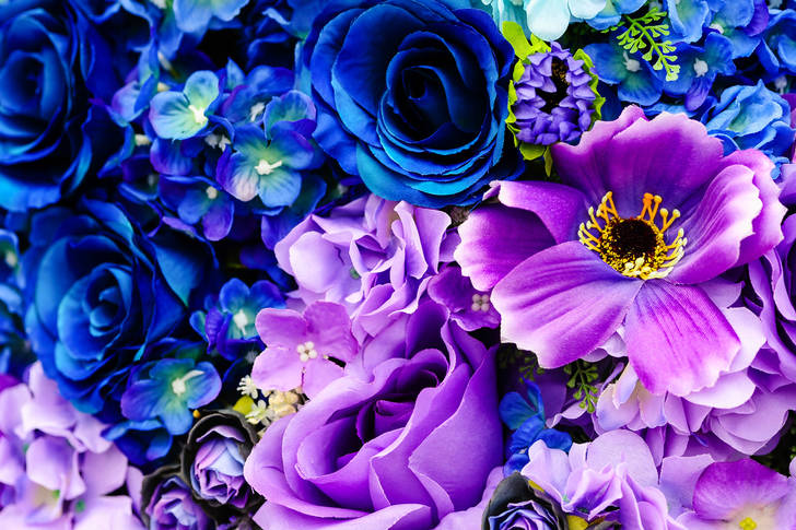 Blumenstrauß von blauen und lila Blumen