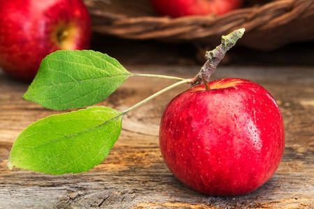 Червена ябълка на масата