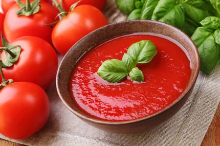 Sopa de tomate con albahaca