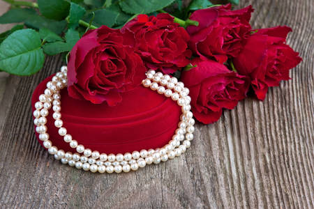 Collar de perlas y ramo de rosas