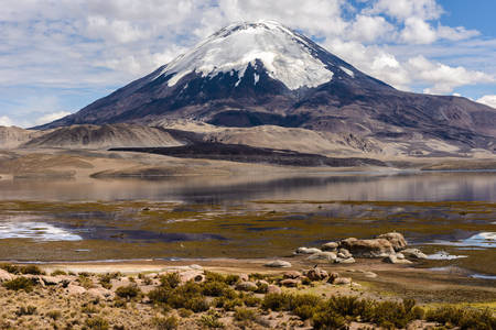 Volcán Parinakota y lago Chungará