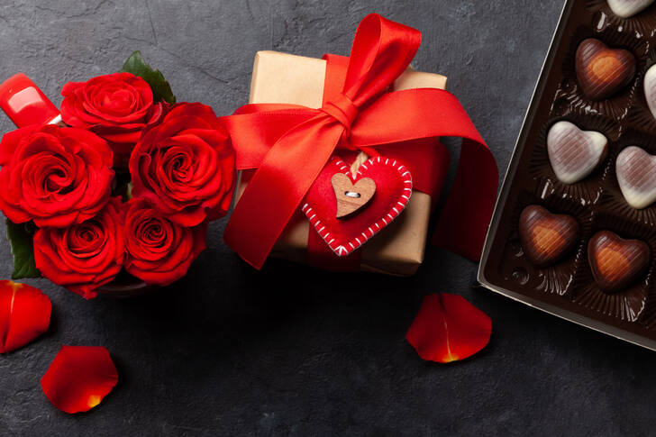 Pudełko cukierków, róże i prezent
