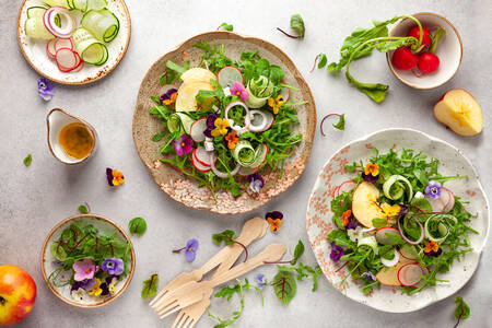 Salades met eetbare bloemen