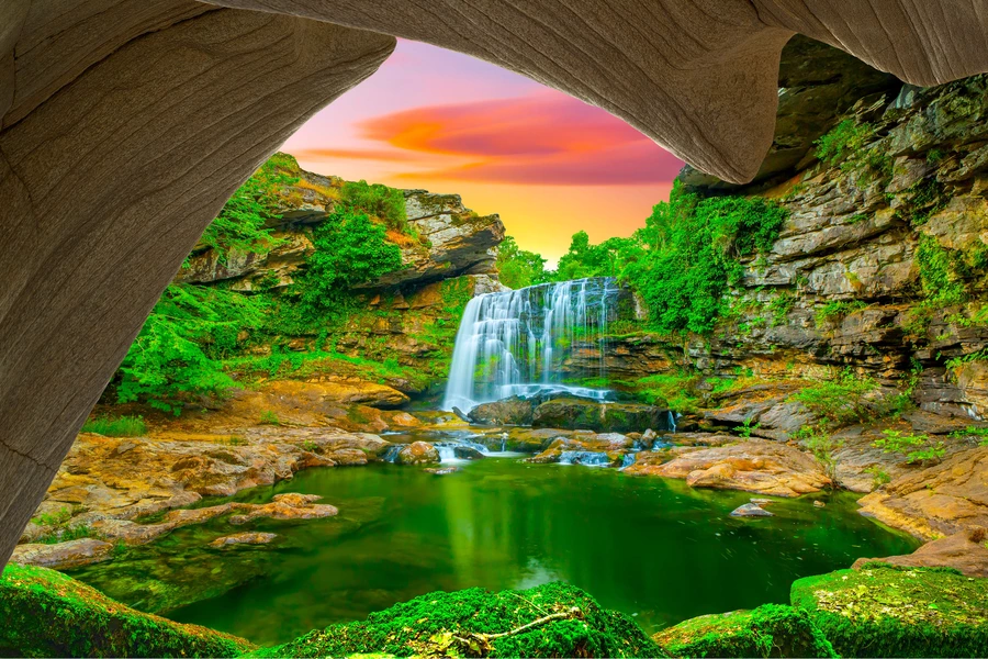 Waterval bij zonsondergang
