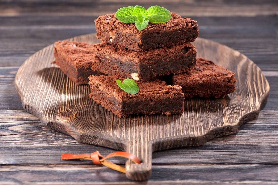 Brownie egy fából készült deszkán