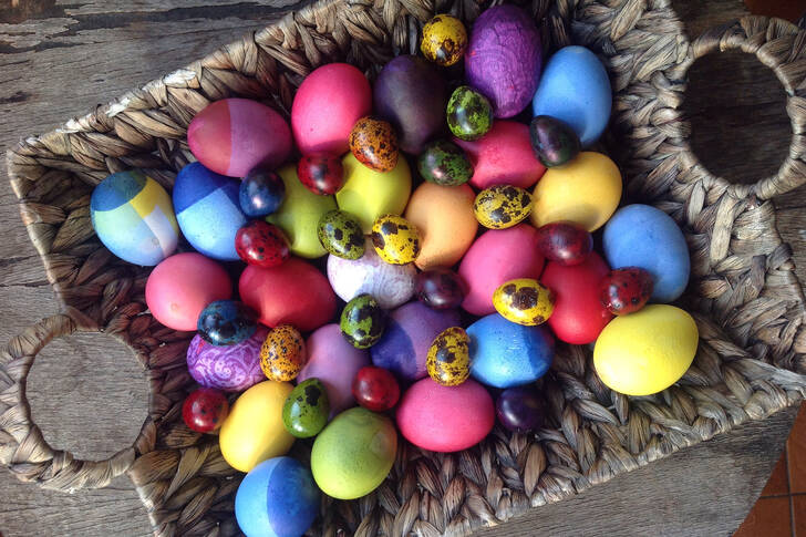 Huevos de Pascua en una bandeja de mimbre