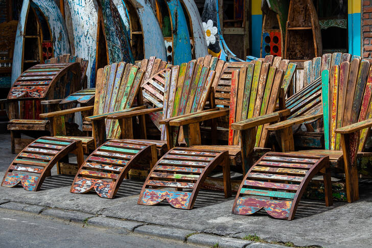 Oude kleurrijke stoelen