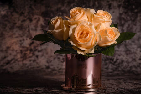 Розы в золотой вазе