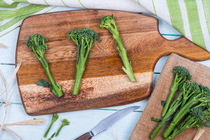 Broccolini op een houten plank