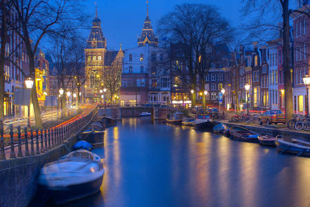 Nocny kanał w Amsterdamie