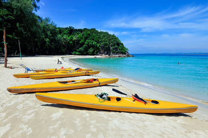 Kayaks en una playa de arena
