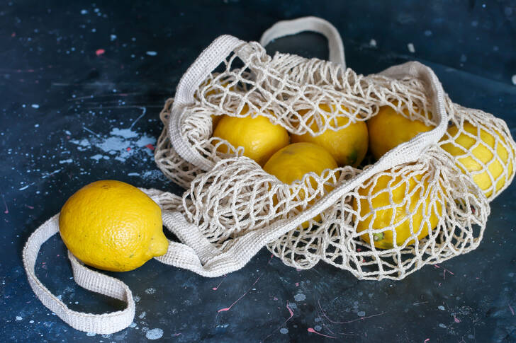 İpli bir çantadaki limonlar