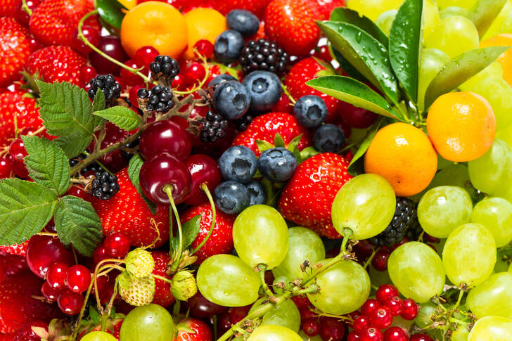 Спелые фрукты и ягоды