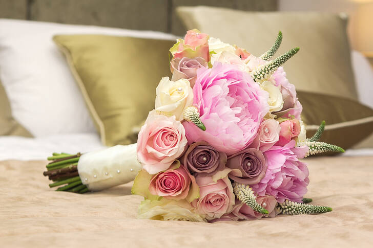 Le bouquet de la mariée sur le lit