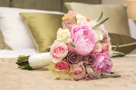 Il bouquet della sposa sul letto