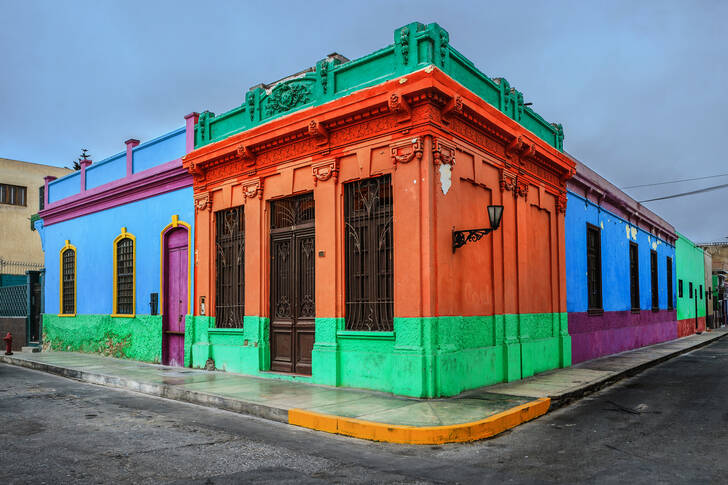 Maisons colorées dans la ville de Callao