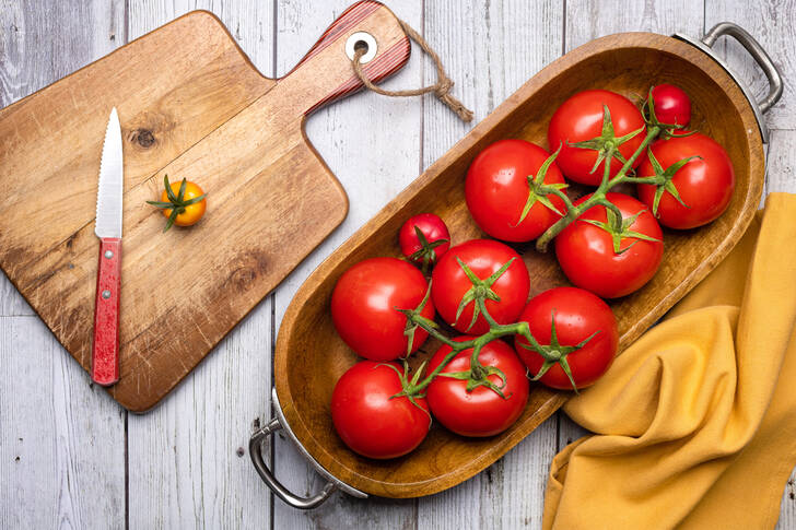 Plateau en bois avec des tomates