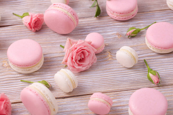 Macarons and roses on the table