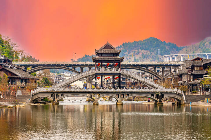 Jembatan di Desa Fenghuang