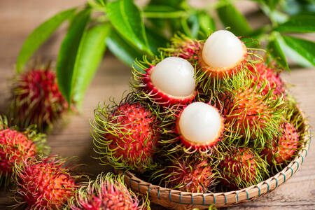 Rambutan su un piatto di vimini