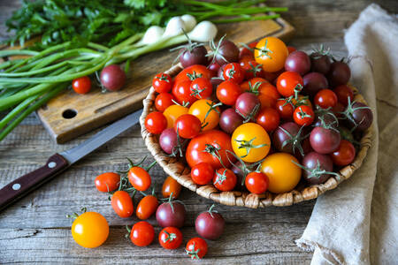 Tomates cerises dans un panier