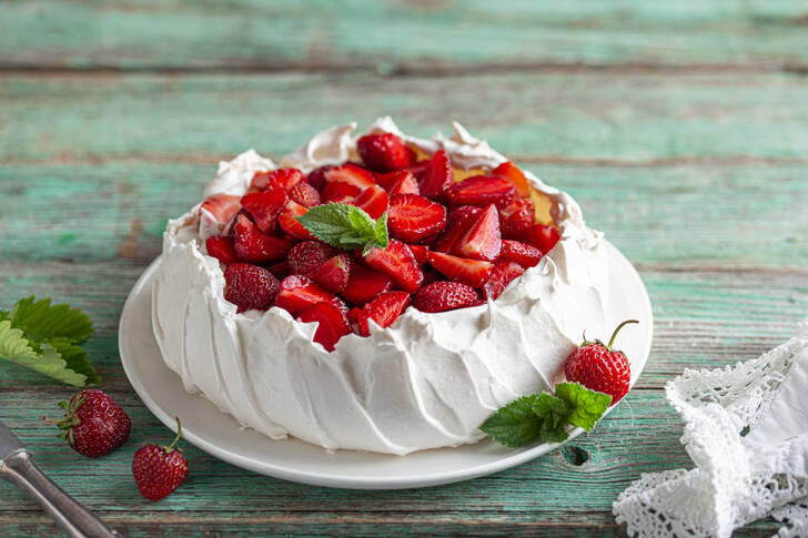 Pavlova-Kuchen mit Erdbeeren