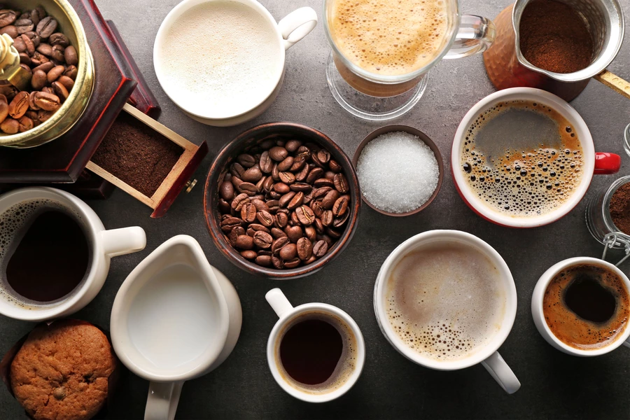 Koffie in kopjes op een zwarte tafel