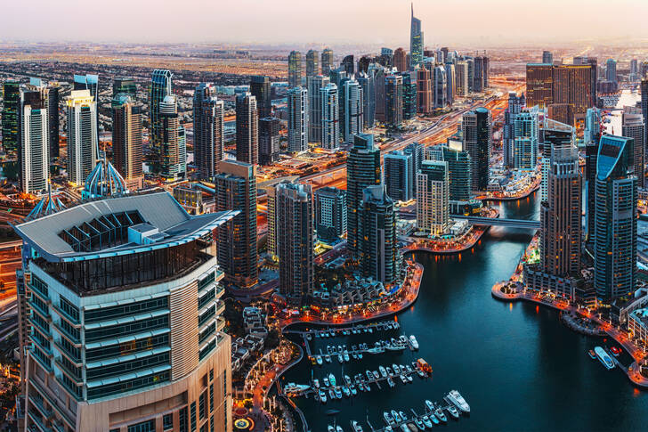 Večerní pohled na Dubaj