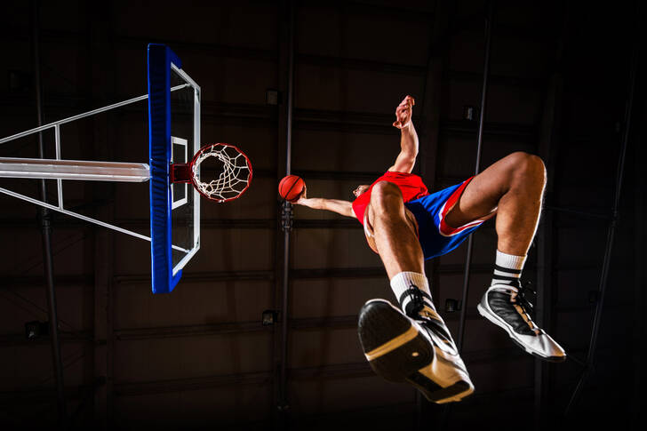 מראה של שחקן כדורסל קופץ