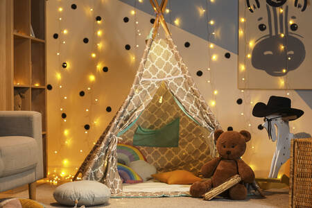 Ein Spielzelt in einem Kinderzimmer