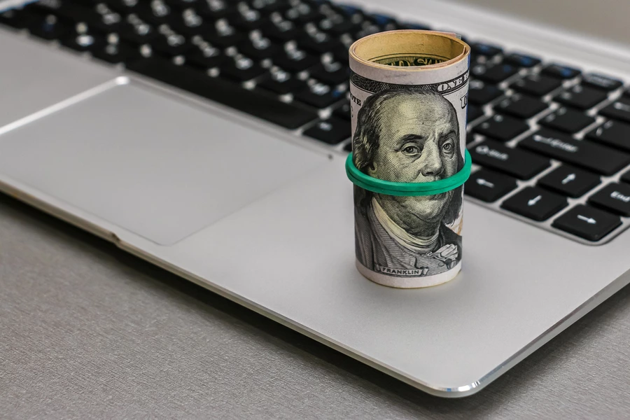 Banknot stuzłotowy na laptopie