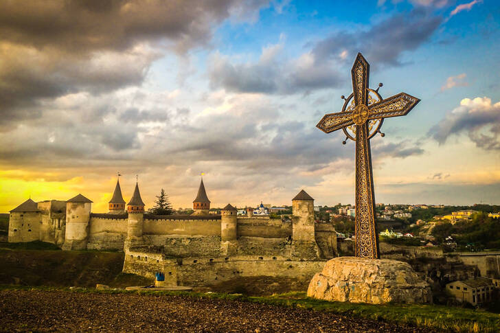 Una croce sullo sfondo del castello di Kam'janets-Podil'skyj