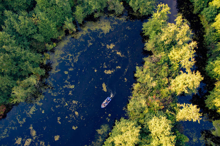 Utsikt uppifrån över floden med en båt
