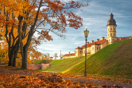 Castillo de Nesvizh en una tarde de otoño