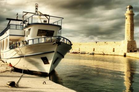 Boot in de oude haven van RethymnoŁódź w starym porcie Rethymno