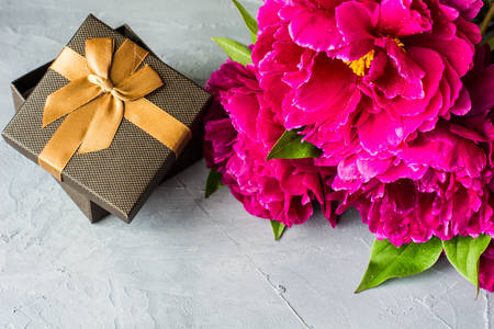 Bouquet e regalo di peonia