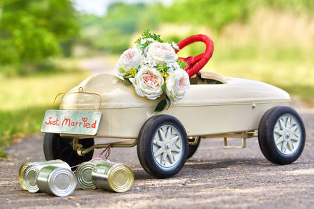 Auto met bruiloft decor