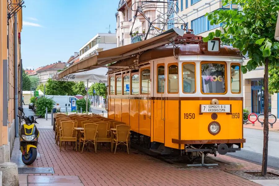 Straßenbahn-Café in der Szeged-Straße