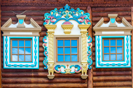 Фасад будинку з різьбленими рамами